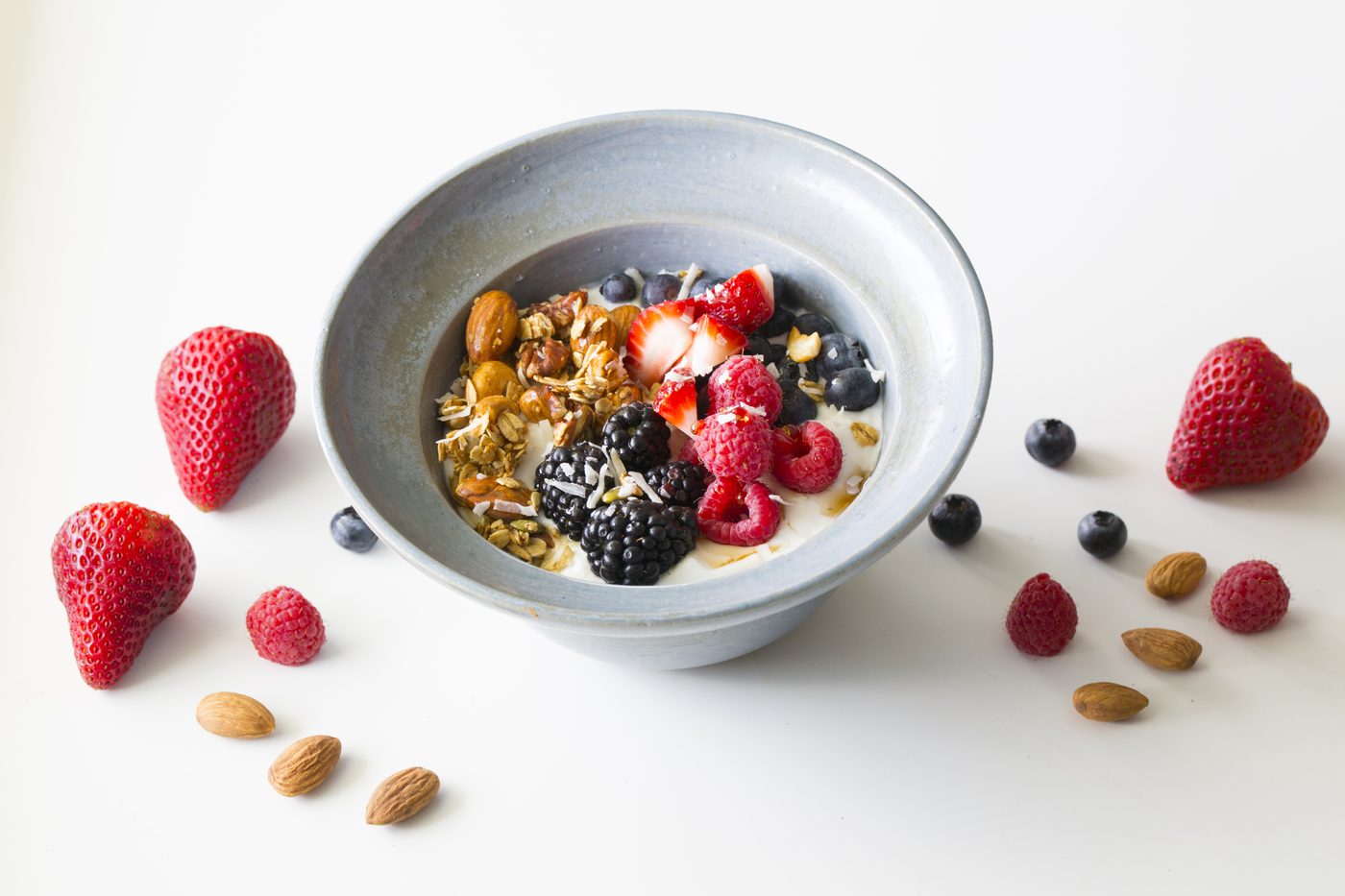 Skål med yoghurt, granola och färska bär