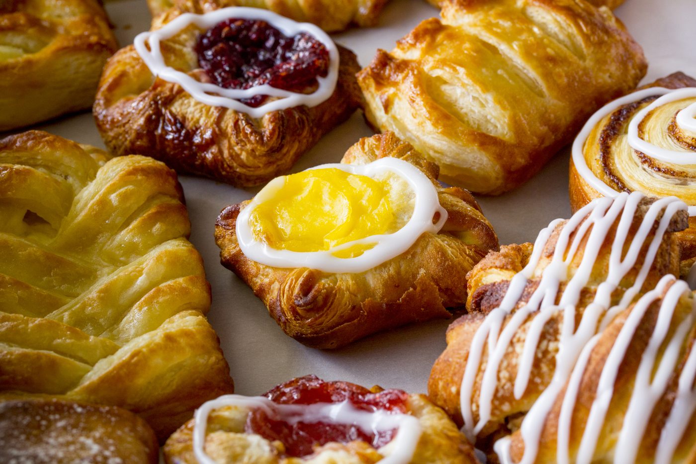 Nybakade wienerbröd på bakplåtspapper
