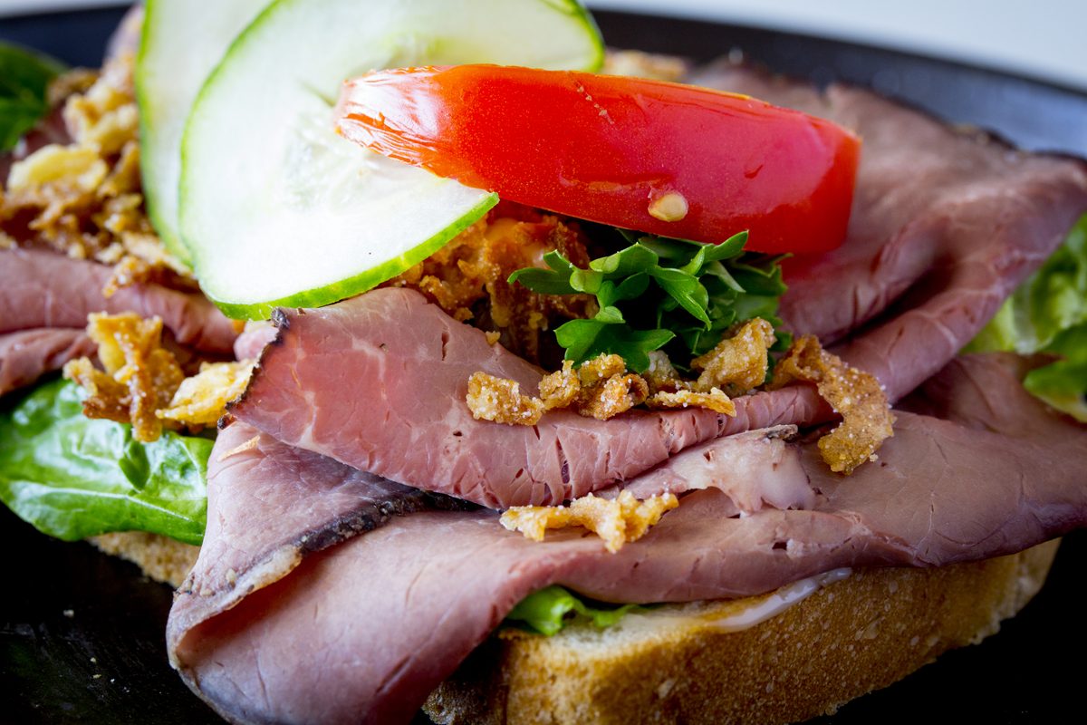 Smörgås med rostbiff, tomat och rostad lök
